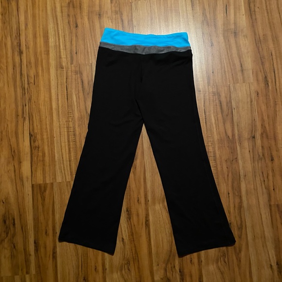 Champion Women’s Yoga Pants Capris Size Medium - Picture 2 of 9